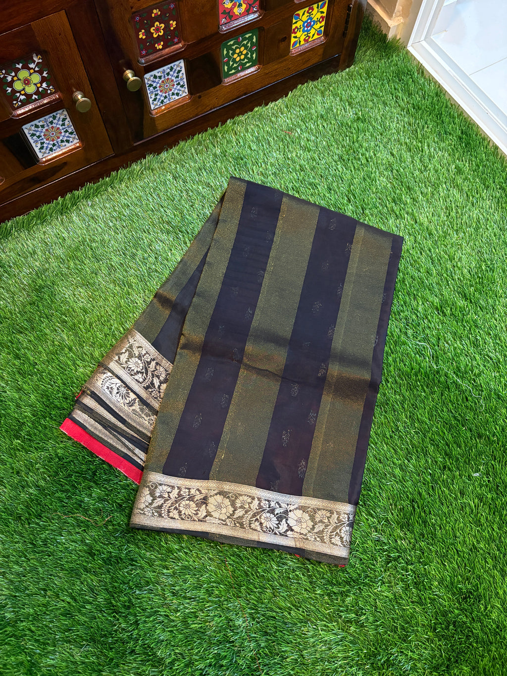 Soft silk with contrast butti work blouse+D6